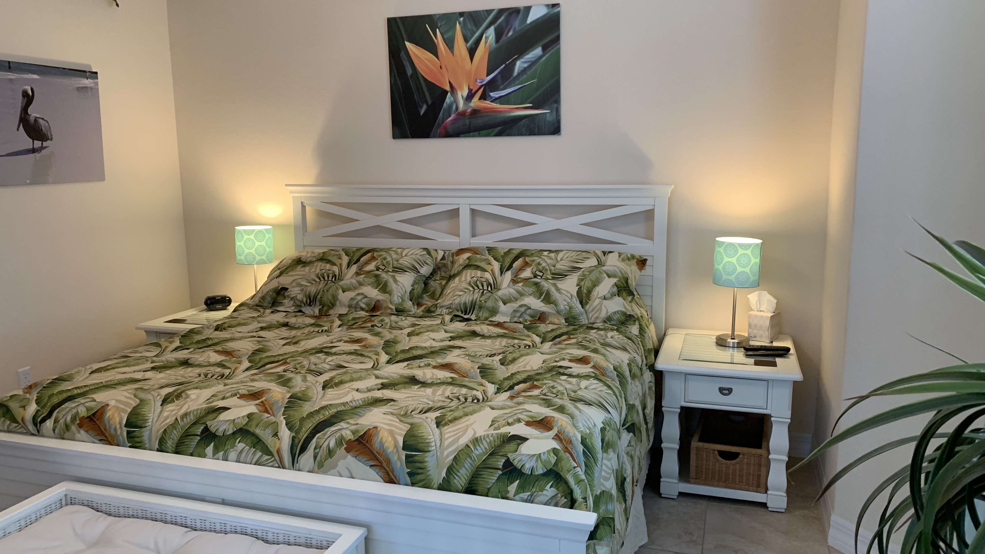 Der Master Bedroom mit Kingsize Bett, TV und direktem Zugang zur Terrasse