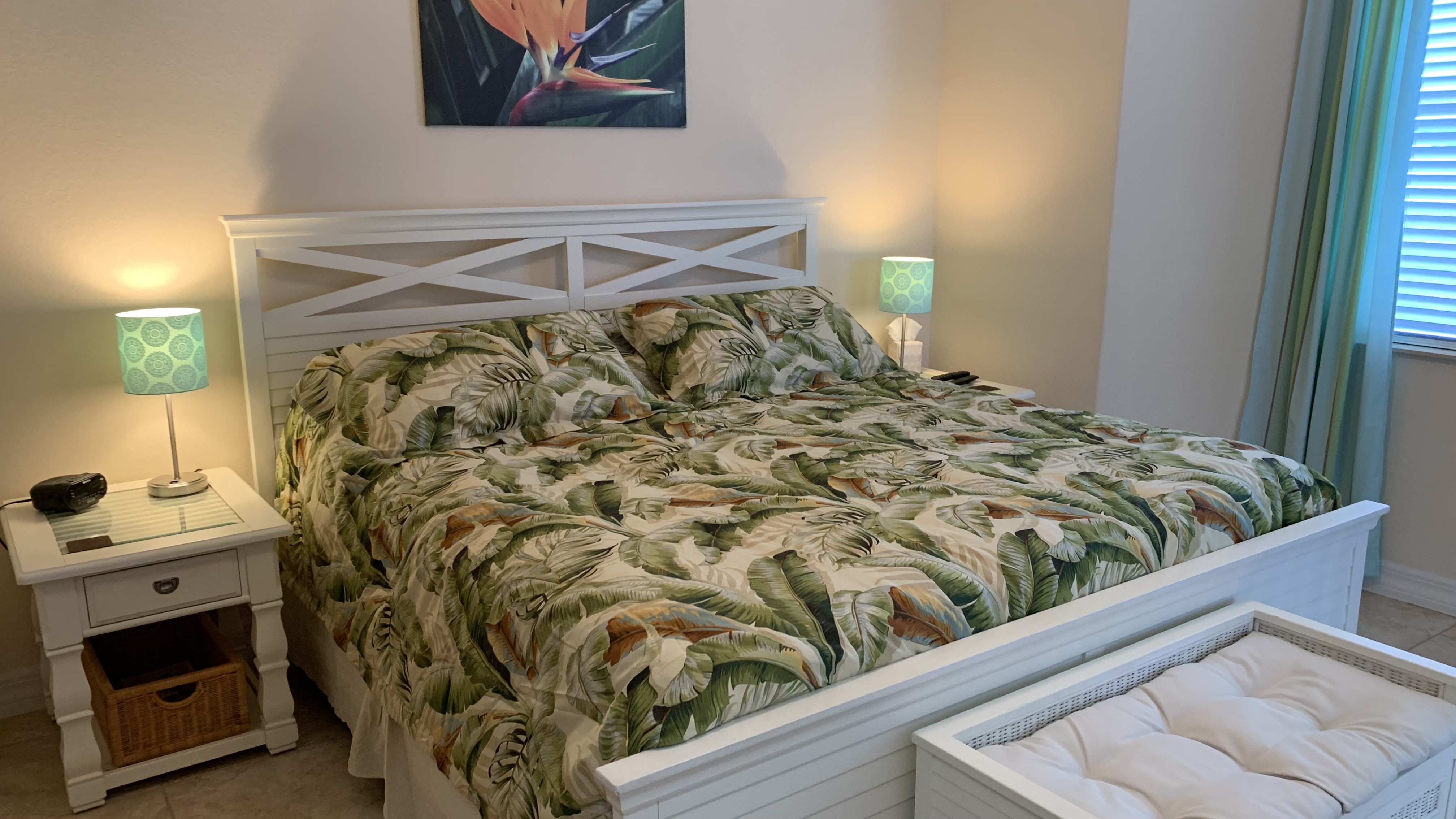 Der Master Bedroom mit Kingsize Bett, TV und direktem Zugang zur Terrasse