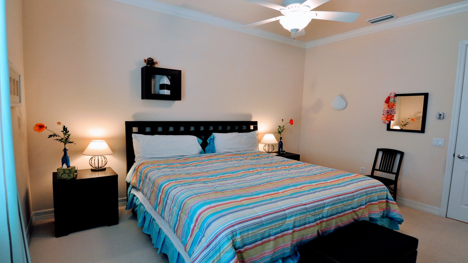 Der 2. Bedroom ebenfalls mit Kingsize Bett, TV und eigenem Bad